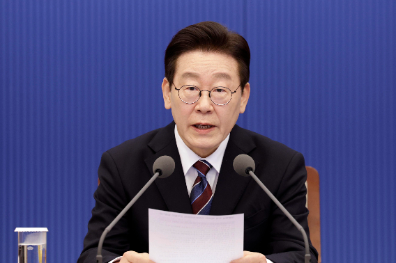 이재명 대통령이 26일 청와대에서 열린 수석보좌관회의에서 발언하고 있다. 연합뉴스