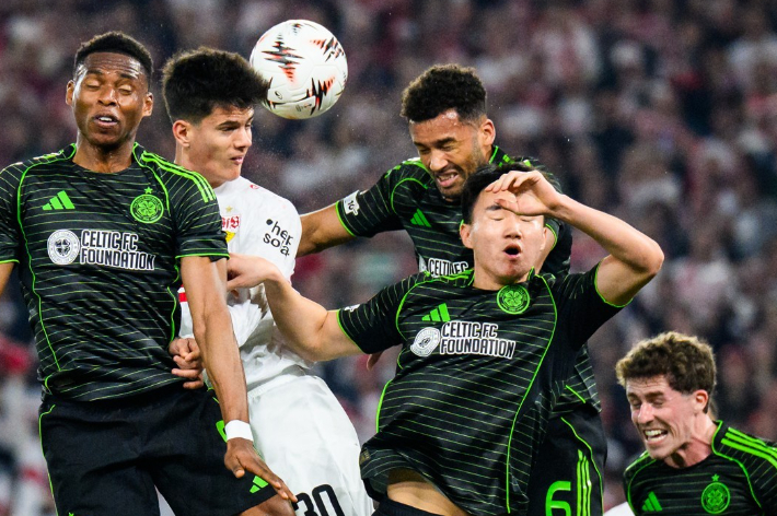 볼 경합하는 양현준. 연합뉴스