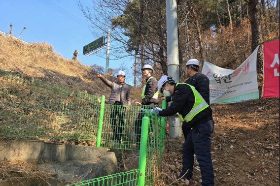 부산시가 해빙기 취약시설 안전점검에 나섰다. 부산시 제공
