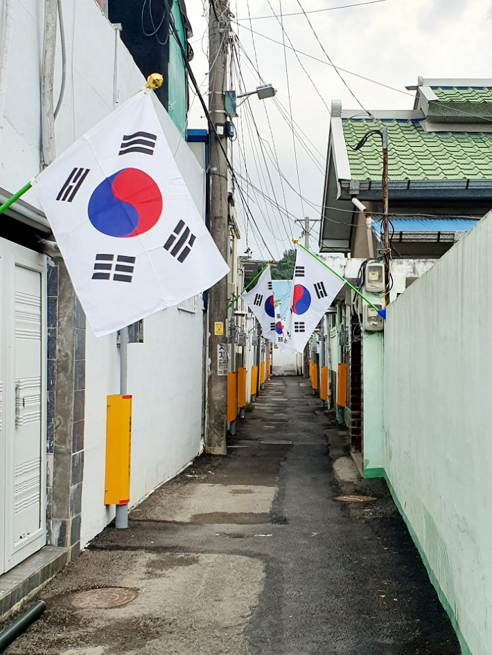 조곡동에 내걸린 태극기. 순천시 제공