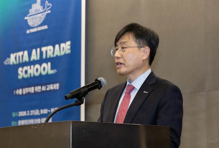 한국무역협회 정희철 무역진흥본부장이 27일 'AI 활용 해외마케팅 설명회' 개회사를 하고 있다. 무역협회 제공