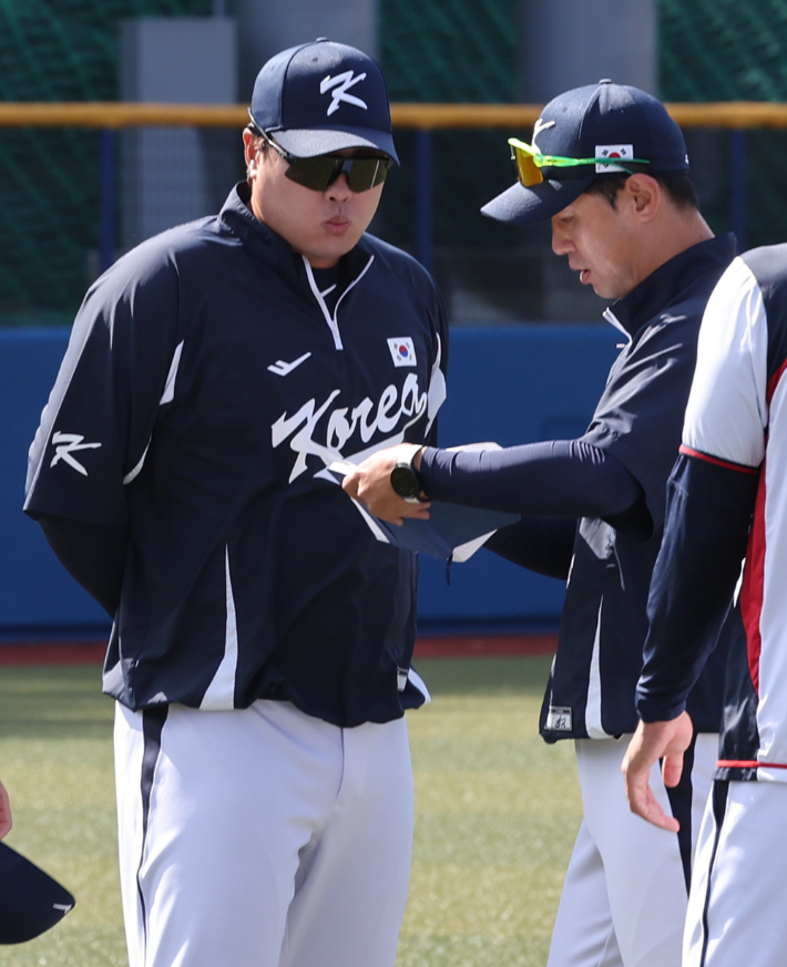 26일 일본 오키나와현 가데나의 가데나 구장에서 2026 월드베이스볼클래식(WBC) 대한민국 야구대표팀과 삼성 라이온즈 연습경기에 앞서 류현진이 코치와 이야기를 하고있다. 연합뉴스