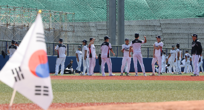 26일 일본 오키나와현 가데나의 가데나 구장에서 2026 월드베이스볼클래식(WBC) 대한민국 야구대표팀과 삼성 라이온즈 연습경기에 앞서 대표팀 선수들이 몸을 풀고 있다. 연합뉴스