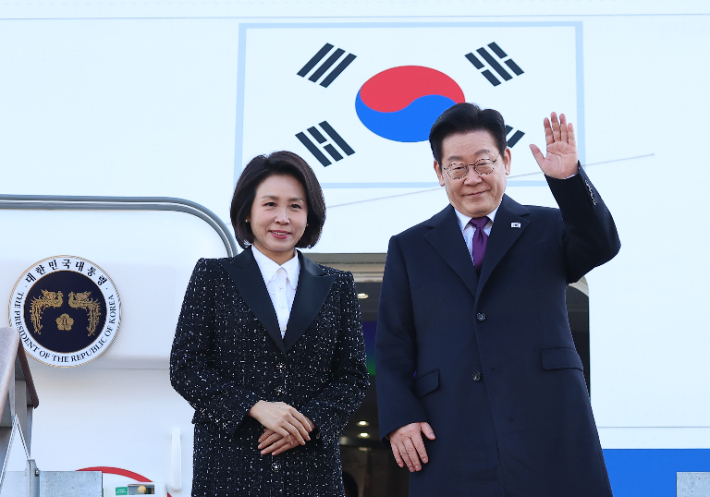 출국하는 이재명 대통령 부부. 연합뉴스