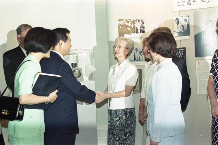김대중 대통령이 프란시스 윌리엄 스코필드(Francis W. Schofield, 한국명 석호필石虎弼) 박사 유품전시관을 방문해 후손들에게 감사의 뜻을 전한 모습. 스코필드 박사는 3·1운동 현장을 촬영, 제암리 학살사건을 세계에 알린 공으로 1968년 건국훈장 독립장을 받았다. 행정안전부 제공