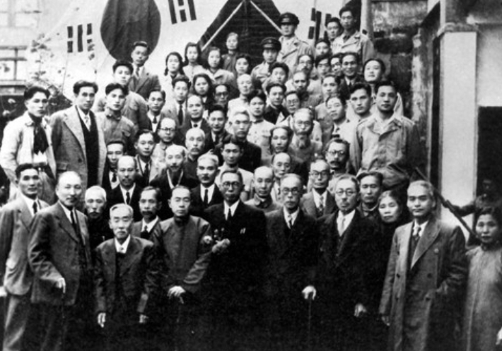 환국을 앞두고 1945년 11월 3일 기념 촬영을 하는 임시정부 지도부. 앞줄 가운데가 김구 선생. 우리역사넷 캡처