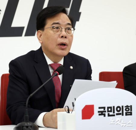 국민의힘 송언석 원내대표가 27일 서울 여의도 국회에서 열린 기자간담회에서 발언하고 있다.