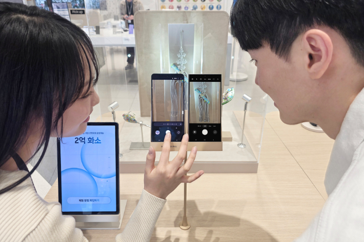 삼성스토어 홍대에 오픈한 '갤럭시 스튜디오'에서 방문객들이 '갤럭시 S26 울트라'의 2억 화소 카메라를 다른 스마트폰과 비교 체험하는 모습. 삼성전자 제공
