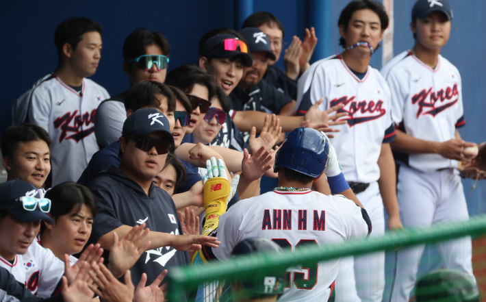26일 일본 오키나와현 가데나의 가데나 구장에서 열린 2026 월드베이스볼클래식(WBC) 대한민국 야구 대표팀과 삼성 라이온즈의 평가전. 5회말 1사 만루 대표팀 2번타자 안현민이 만루 홈런을 날린 뒤 동료들과 하이파이브를 하고 있다. 연합뉴스 