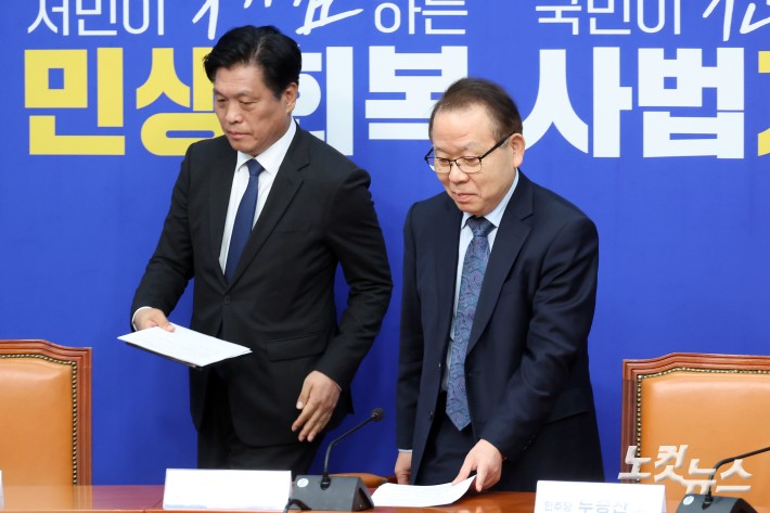 더불어민주당 김이수 공천관리위원장(오른쪽)이 27일 서울 여의도 국회에서 공천 심사 결과 1차발표에 참석하고 있다.