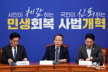 더불어민주당 김이수 공천관리위원장이 27일 서울 여의도 국회에서 공천 심사 결과 1차발표를 하고 있다.