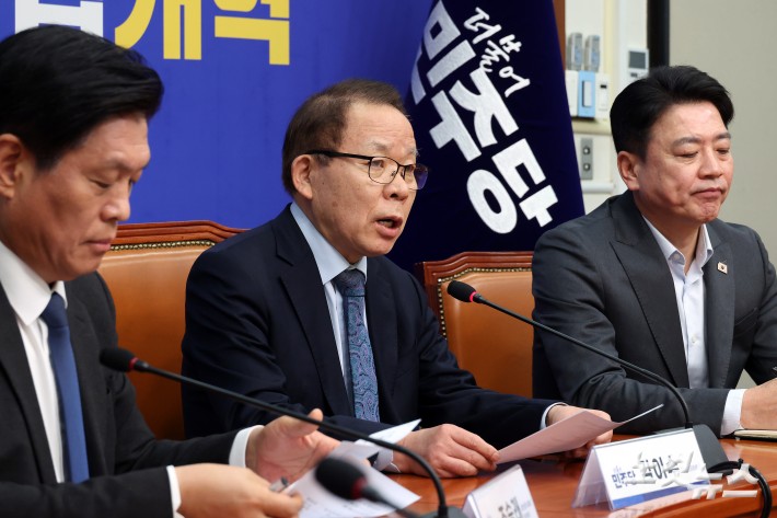 더불어민주당 김이수 공천관리위원장이 27일 서울 여의도 국회에서 공천 심사 결과 1차발표를 하고 있다.