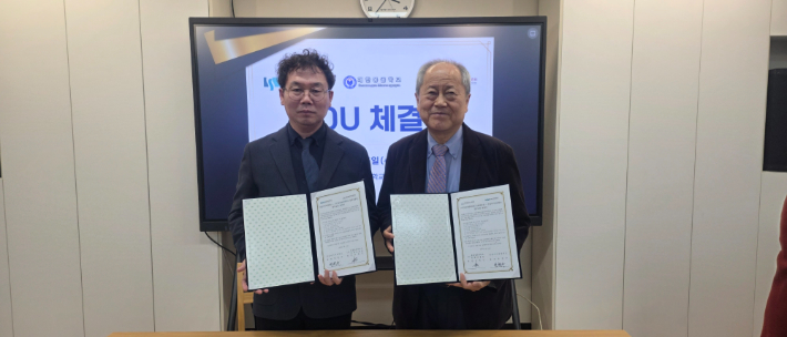 숭실사이버대학교와 (사) 몽골울란바타르 문화진흥원의 업무교류 및 위탁교육 협약식. 우측 숭실사이버대 이정재 부총장, 좌측 재한몽골학교 이사장 및 몽골울란바타르 문화진흥원 유해근 원장. 숭실사이버대학교 제공