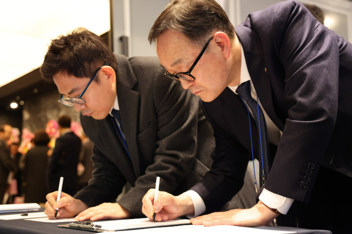 소상공인연합회가 '일하는 사람 기본법' 제정을 저지하기 위한 대국민 서명운동에 돌입했다. 소공연 송치영(오른쪽) 회장과 임수택 수석부회장이 서명하고 있다. 소공연 제공