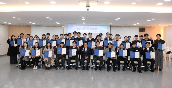 광주광역시(시장 강기정)는 지난 26일 시청 중회의실에서 '제11기 광주시 청년위원회' 출범식을 열고 공식 활동에 들어갔다. 광주시 제공