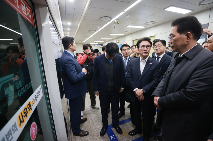 김민석 국무총리가 27일 경기도 김포시 사우역에서 김포 골드라인 열차를 타기 위해 대기하고 있다. 연합뉴스
