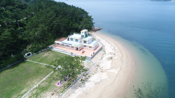 통영 용호도 고양이 학교. 통영시청 제공 