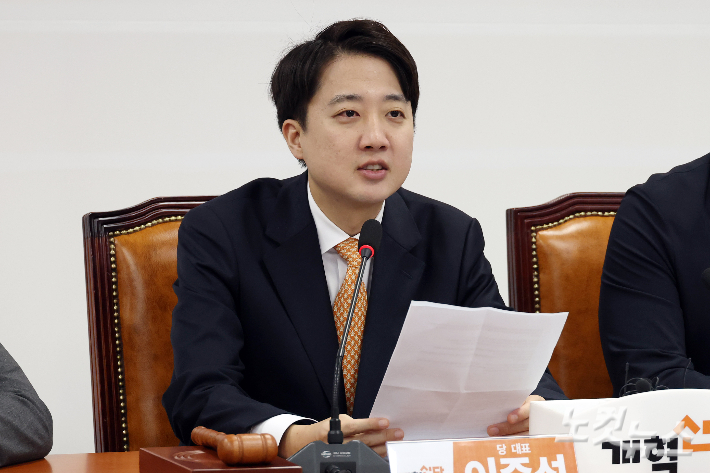 개혁신당 이준석 대표 27일 부산 서면에 마련된 정이한 부사시장 예비후보 선거사무소를 찾는다. 윤창원 기자