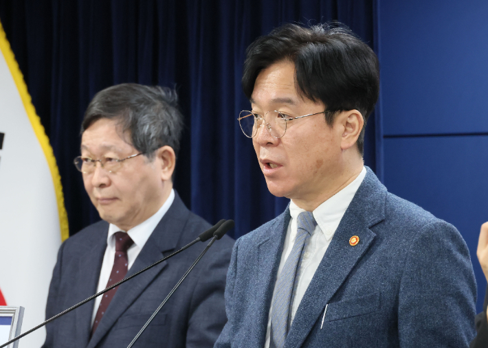 김영훈 고용노동부 장관과 박수근 중앙노동위원장이 27일 서울 종로구 정부서울청사에서 노조법 2·3조 현장 안착을 위한 공동 브리핑을 하고 있다. 연합뉴스