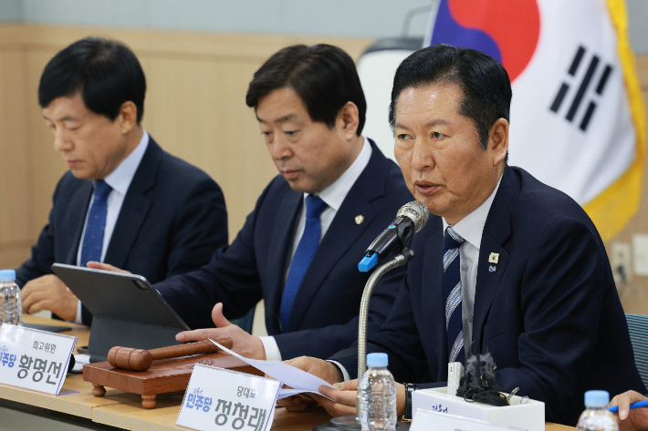 더불어민주당 정청래 대표가 27일 대구 중구 2.28 민주운동기념회관에서 열린 최고위원회의에서 발언하고 있다. 연합뉴스