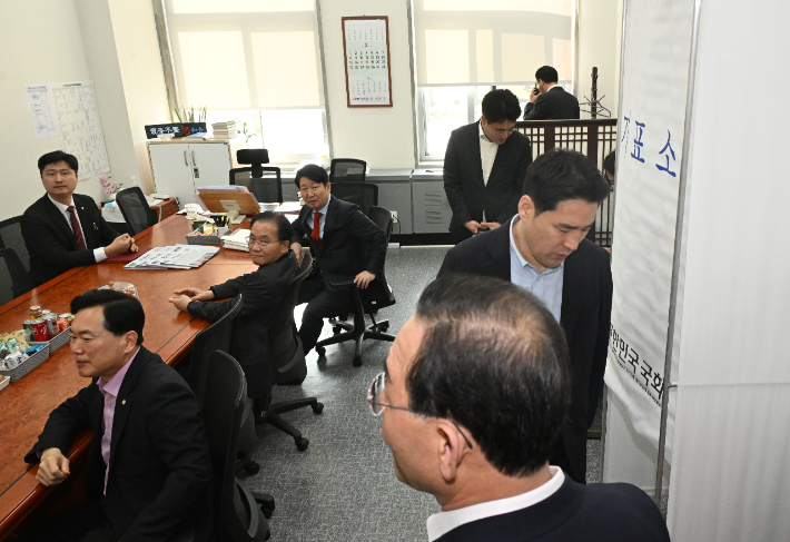 국민의힘이 대구·경북(TK) 행정 통합 특별법안 처리에 대한 당의 입장을 26일 전체 TK 국회의원의 투표로 정하기로 해 국민의힘 TK 의원들이 투표를 위해 원내수석부대표실에 모여 있다. 연합뉴스