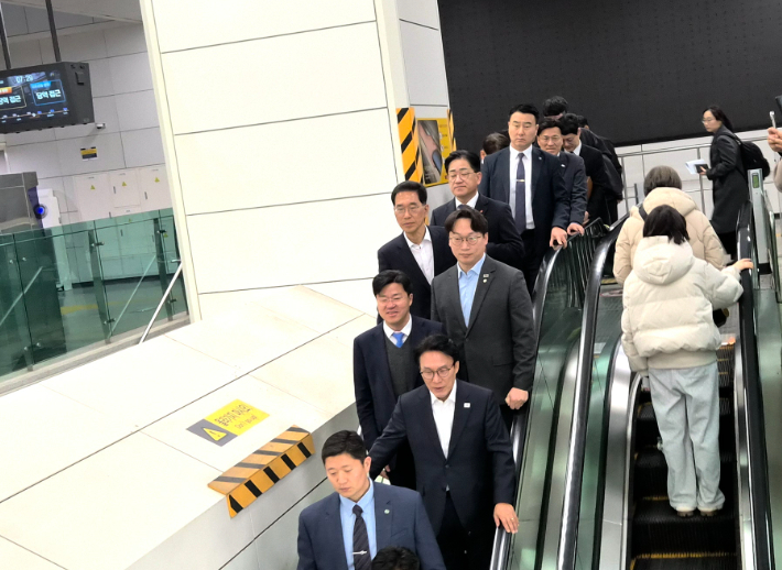 27일 김민석 국무총리가 김포골드라인 현장 점검에 나섰다. 김 총리 뒤로 박상혁, 모경종, 김주영 국회의원과 이기형 경기도의원 등이 함께하고 있는 모습이다. 박 의원실 제공