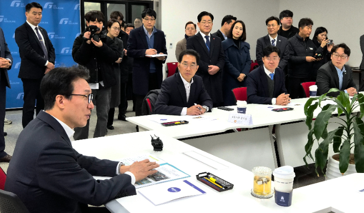 김민석 총리와 김주영, 박상혁, 모경종 의원 등이 간담회를 하고 있다. 박 의원실 제공