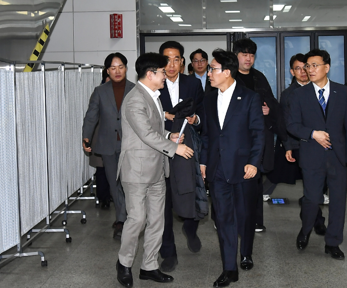 27일 오전 김포지역을 방문한 김민석 총리와 김병수 김포시장이 대화를 나누고 있다. 김포시 제공