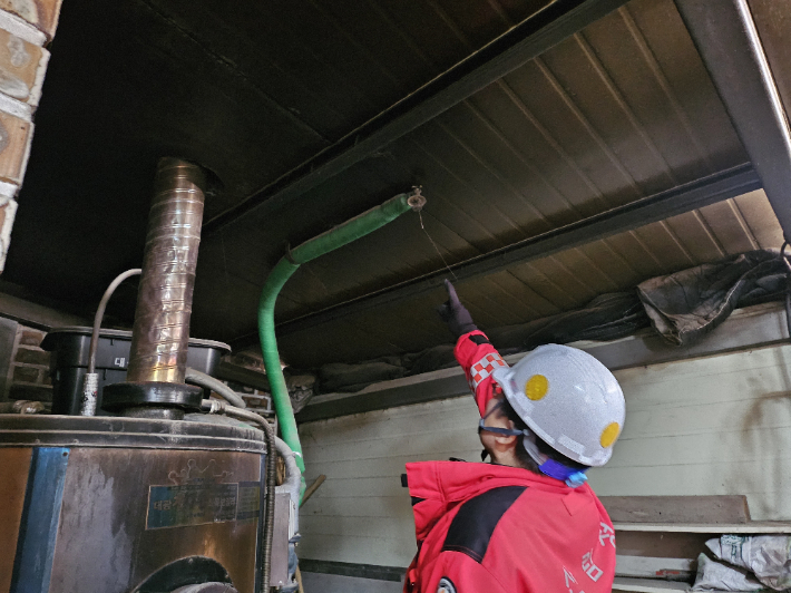 화목보일러 점검. 산림청 제공