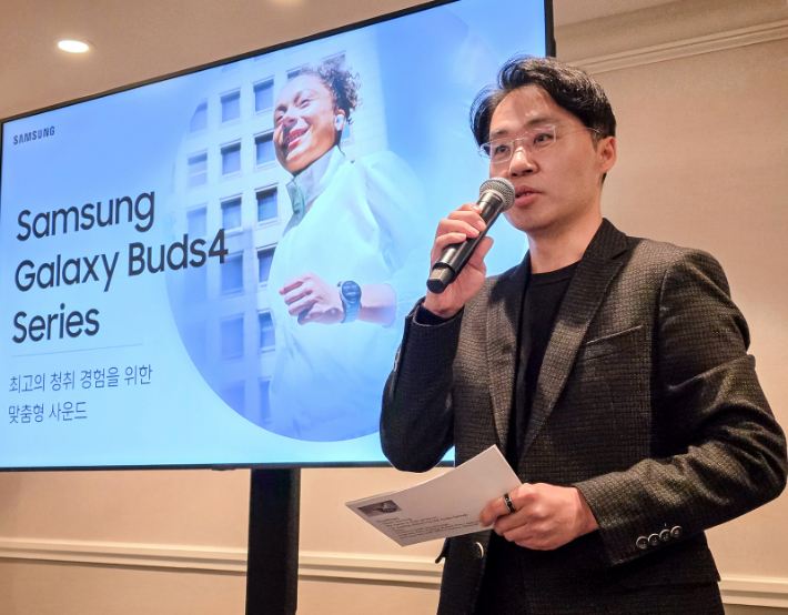  26일(현지시간) 미국 샌프란시스코에서 진행된   갤럭시 하드웨어 혁신 브리핑에서 삼성전자 MX사업부 오디오그룹 문한길 마스터가 설명하고 있는 모습. 삼성전자 제공  