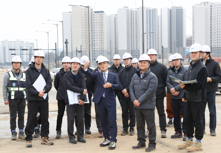 류윤기 인천도시공사 사장이 현장 점검을 하고 있는 모습. 인천도시공사 제공 