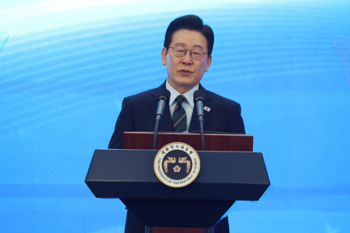 이재명 대통령이 27일 전북 군산새만금컨벤션센터에서 열린 새만금 로봇·수소·AI 시티 투자협약식에서 축사하고 있다. 연합뉴스