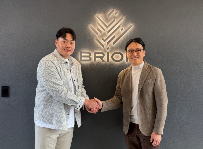 미국프로야구 메이저 리그(MLB)에서 뛴 최지만이 스포츠 비즈니스 그룹 브리온컴퍼니와 매니지먼트 계약을 했다. 최지만(왼쪽)과 임우택 브리온컴퍼니 대표. 브리온컴퍼니 