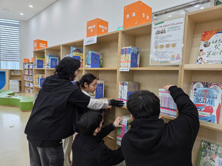 광주 남구 효천어울림도서관의 전집 코너. 광주 남구 제공