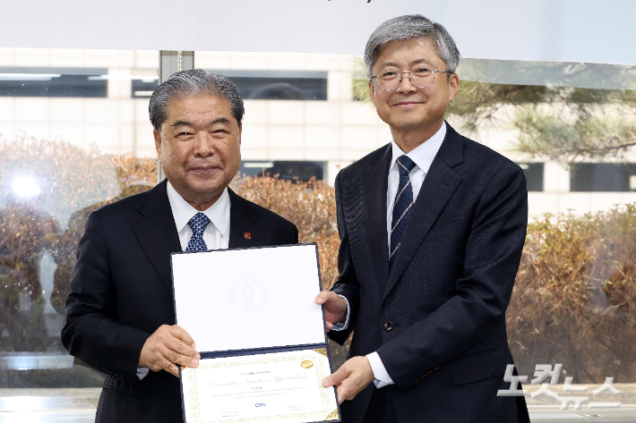 나이영 CBS 사장이 27일 서울 목동 CBS 본사에서 이재정 시청자위원장에게 위촉장을 전달하고 있다. 박종민 기자