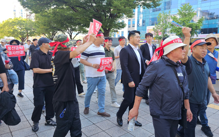지난해 6월 부산 연제구 부산시청 앞에서 '풍산 장안읍 이전 결사 반대' 집회가 열린 모습. 장안읍 풍산이전 반대대책위원회 제공 