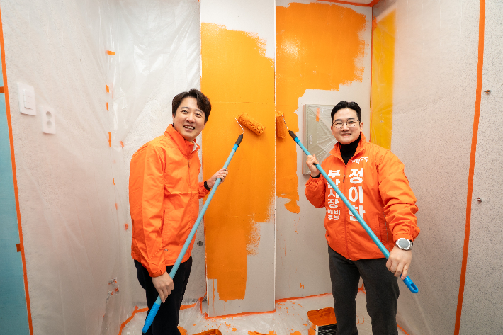 27일 부산 찾은 개혁신당 이준석 당대표(왼쪽)와 정이한 부산시장 예비후보. 개혁신당 제공