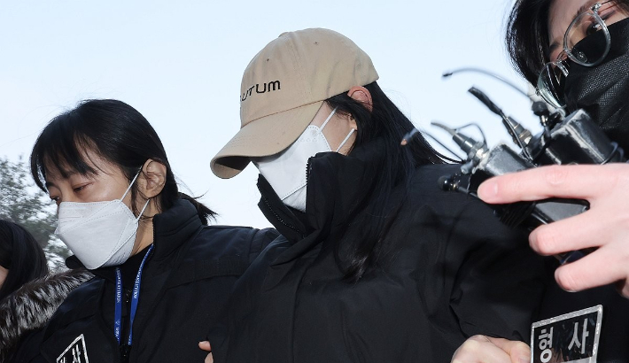 서울 강북구 수유동 모텔에서 남성 2명을 숨지게 한 혐의를 받는 20대 여성 A씨가 12일 서울북부지법에서 영장실질심사를 받기 위해 출석하고 있다. 연합뉴스