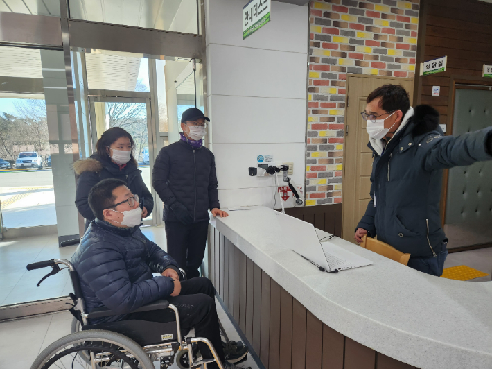 장애인복지관 안내데스크 장애인 일자리. 전라남도 제공