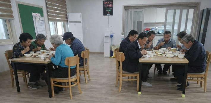 경로당 식사. 전라남도 제공