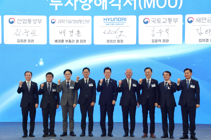 27일 전북 군산새만금컨벤션센터 이재명 대통령이 새만금 로봇·수소·AI 시티 투자협약식에 참석했다. 연합뉴스