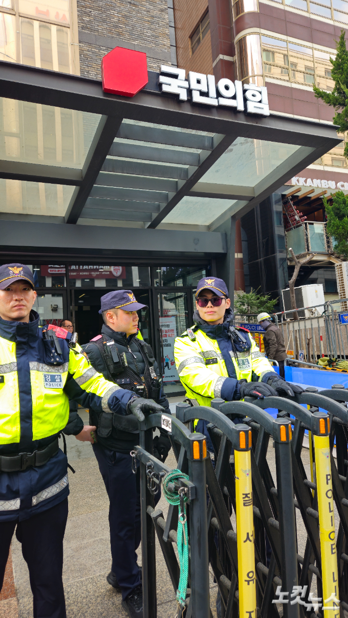 신천지 정교유착 의혹을 수사하고 있는 검경합동수사본부가 27일 오전 서울 영등포구 국회대로 국민의힘 중앙당사를 압수수색했다. 압수수색이 진행되는 동안 당사 출입이 통제됐다. 송주열 기자