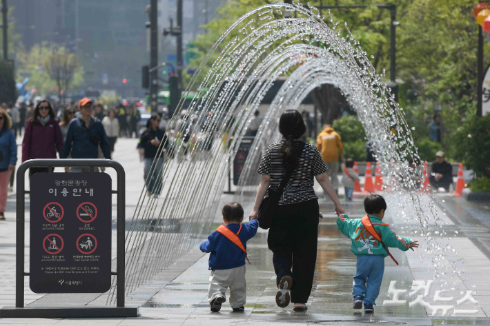 어린이들이 화창한 날씨를 만끽하고 있다. 박종민 기자