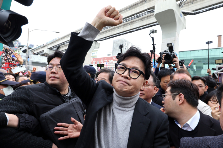 서문시장서 인사하는 한동훈. 연합뉴스