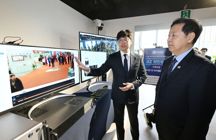 구윤철(오른쪽) 부총리 겸 재정경제부 장관이 27일 서울 성동구 소재 인공지능(AI) 혁신기업 (주)뉴로메카를 방문해 관계자의 설명을 듣고 있다. 재정경제부 제공 