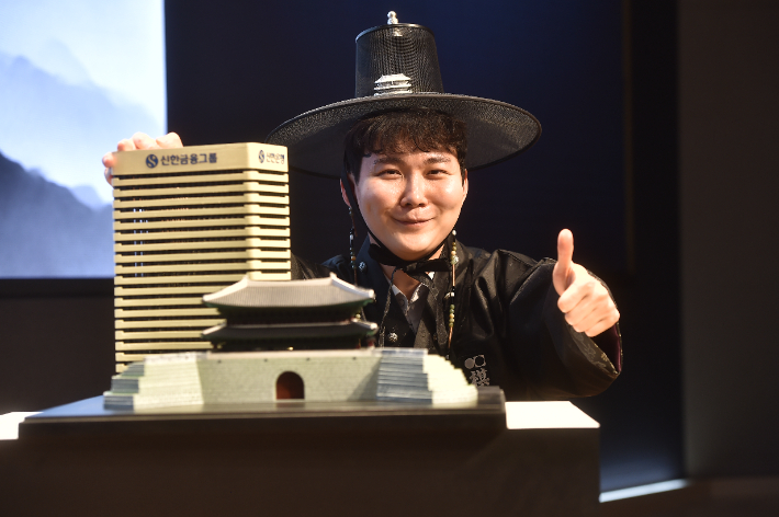 박정환은 '세계기선전' 시상식에서 전 세계를 매료시킨 '케이팝 데몬 헌터스'를 떠올리게 하는 두루마기, 숭례문과 신한은행 로고가 순은으로 세공된 갓을 착용하고 등장해 눈길을 끌었다. 한국기원 제공