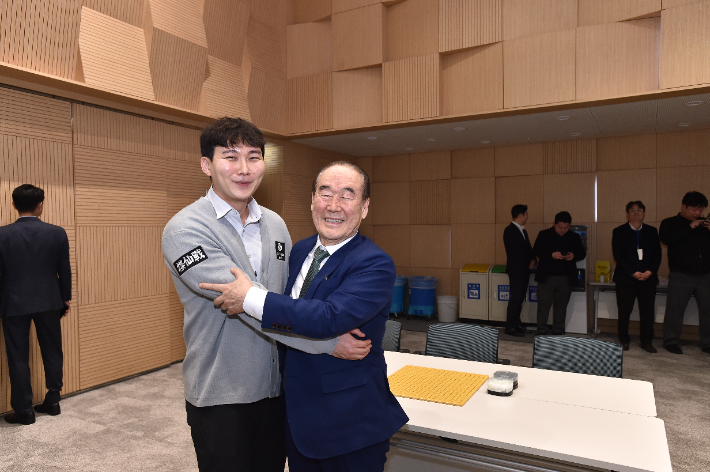우승 후 검토실을 찾은 박정환 9단(사진 왼쪽)에게 축하의 포옹을 한 한국기원 정태순 이사장. 한국기원 제공