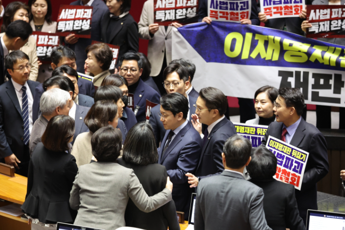 27일 국회에서 열린 2월 임시국회 8차 본회의에서 전날 상정된 헌법재판소법 일부개정법률안(재판소원제)에 대한 무제한 토론(필리버스터) 종결을 위한 투표가 시작되자 국민의힘 의원들이 손팻말과 피켓을 들고 시위를 펼치는 가운데 여야 의원들이 설전을 벌이고 있다. 연합뉴스