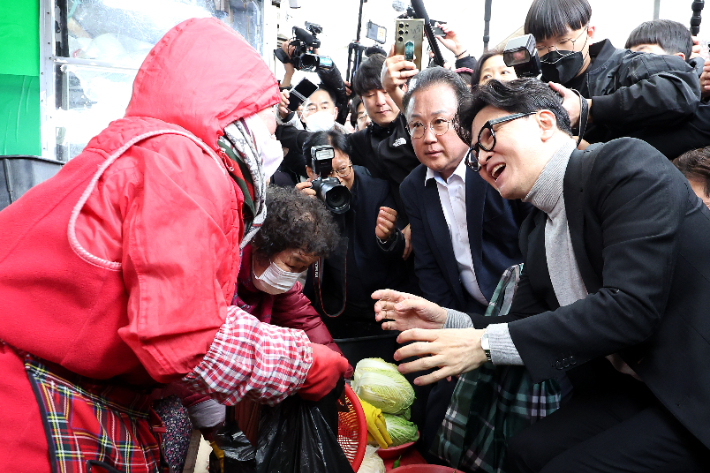 상인과 인사하는 한동훈     (대구=연합뉴스) 김현태 기자 = 한동훈 국민의힘 전 대표가 27일 오후 대구 서문시장을 찾은 자리에서 상인과 인사하고 있다. 2026.2.27     mtkht@yna.co.kr (끝)   <저작권자(c) 연합뉴스, 무단 전재-재배포, AI 학습 및 활용 금지> 연합뉴스