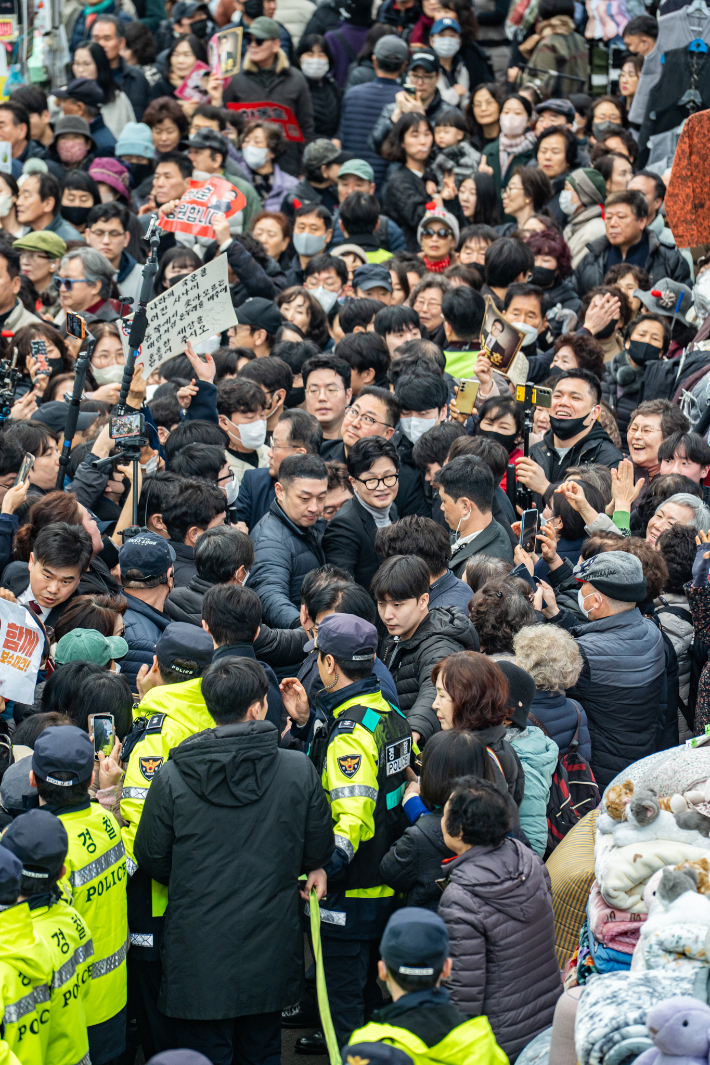 한동훈 전 대표 방문에 북적이는 서문시장     (서울=연합뉴스) 한동훈 국민의힘 전 대표가 27일 대구 서문시장을 방문한 가운데 시장이 인파로 붐비고 있다. 2026.2.27 [한동훈 전 대표 측 제공. 재판매 및 DB 금지]     photo@yna.co.kr (끝)   <저작권자(c) 연합뉴스, 무단 전재-재배포, AI 학습 및 활용 금지> 연합뉴스